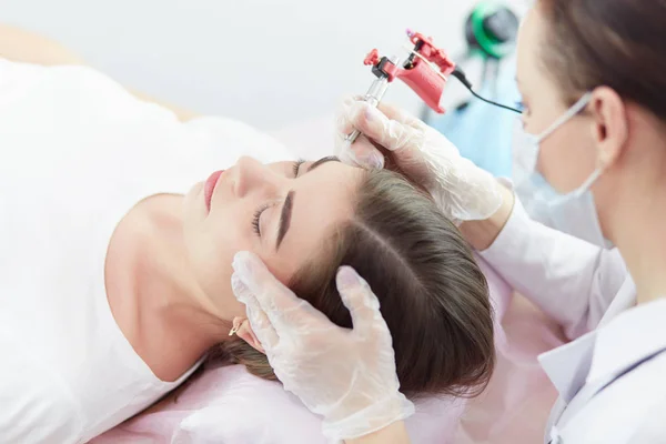 A young girl having red lips permanent makeup, micropigmentation — Stock Photo, Image