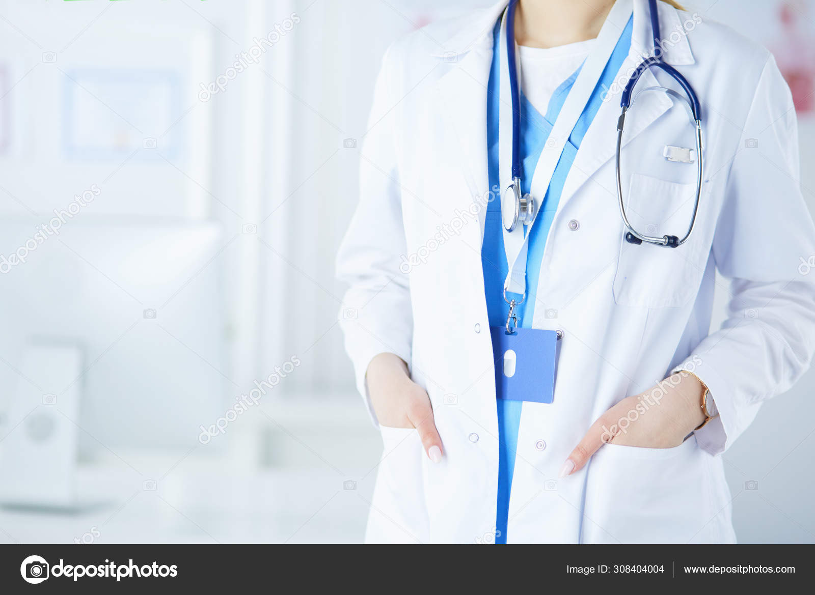 Woman doctor standing with stethoscope at hospital — Stock Photo
