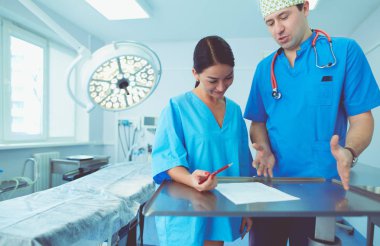 Ameliyathanede çalışan bir cerrah.