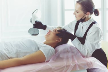 Mikroplu kaşlar güzellik salonunda akıyor..