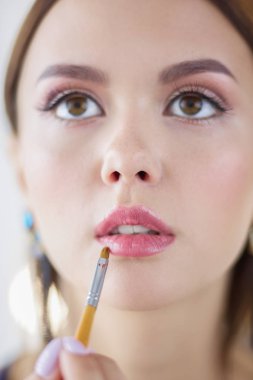 Makyaj için kozmetik toz fırça ile güzel kız. Makyaj. Mükemmel cilt için uygulama makyaj