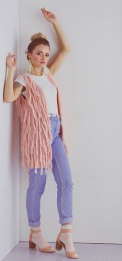 Çalışma odasında duran güzel bir kadın. Güzel kadın..