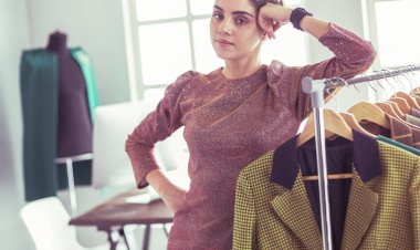 Askıları olan güzel bir stilist.