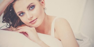 Genç ve güzel bir kadın yatakta yatıyor..