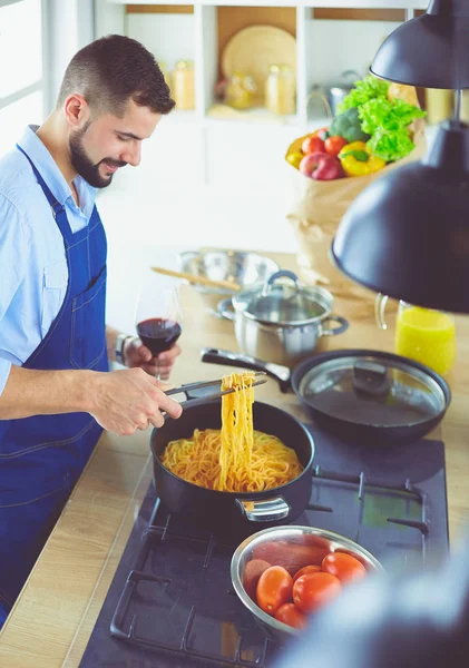 Hombre preparando comida deliciosa y saludable en la cocina casera — Foto de Stock