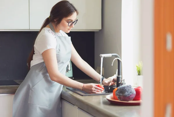 Hände einer Frau waschen Gemüse in ihrer Küche — Stockfoto