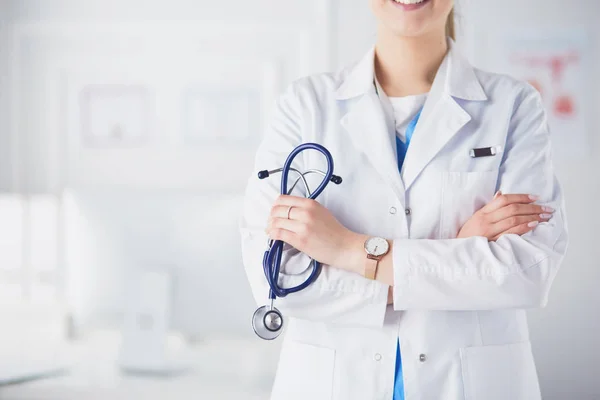 Lächelnde Ärztin mit Stethoskop im Krankenhaus — Stockfoto