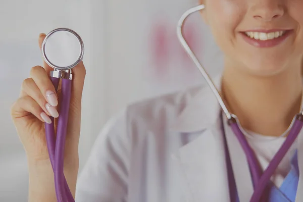 Médico sorridente mulher com estetoscópio no hospital — Fotografia de Stock