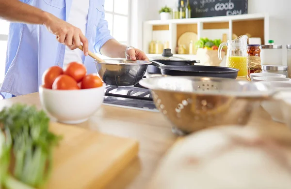 Uomo che prepara cibo delizioso e sano nella cucina di casa — Foto Stock