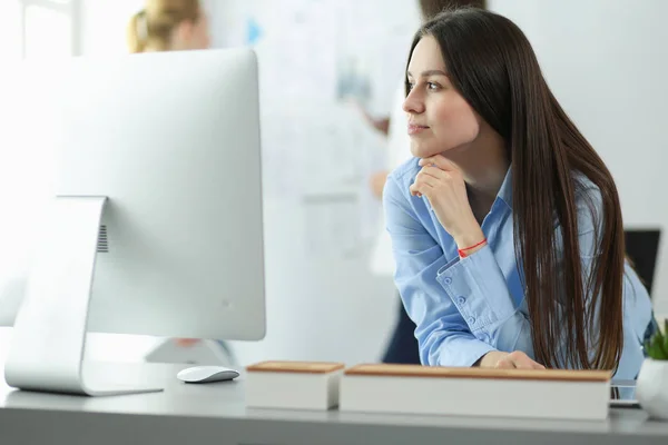 Attraktive Geschäftsfrau, die im Büro am Laptop arbeitet. Geschäftsleute — Stockfoto