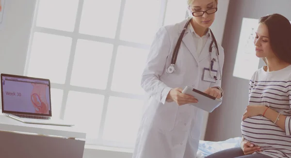 Bela mulher grávida sorridente com o médico no hospital — Fotografia de Stock