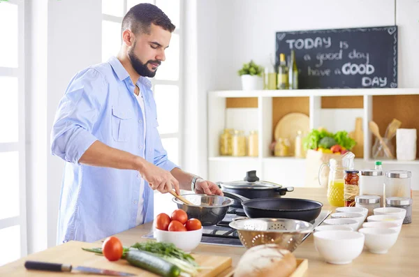 Man bereidt heerlijk en gezond eten in de huiskeuken — Stockfoto