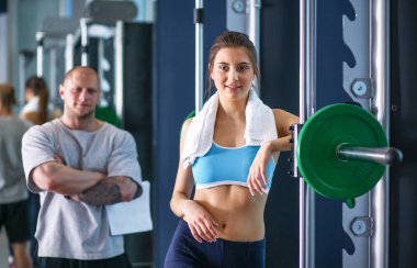 Güzel kadın onu antrenman ör ile egzersiz jimnastik salonu. Güzel kadın. Spor salonu