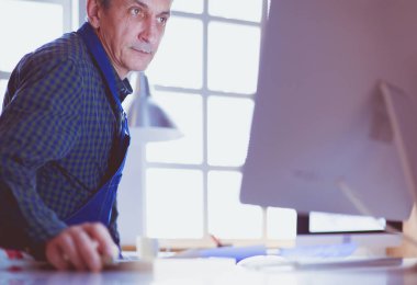 Ofisteki çizim masasında çalışan mimar