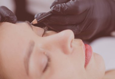 Kalıcı Kalıcı Kaşlara Makyaj Uygulayan Kozmetikçi