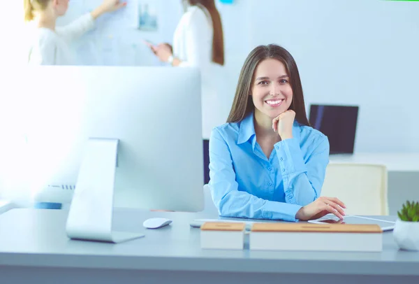 Mulher de negócios atraente trabalhando no laptop no escritório. Empresários — Fotografia de Stock