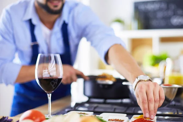 Mann bereitet leckeres und gesundes Essen in der heimischen Küche zu — Stockfoto