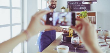 Yakışıklı bir adamın portresi yemek programı ya da blog