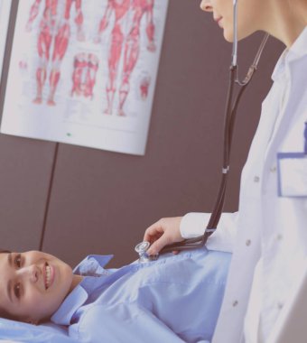 Doktor ve hasta masada otururken bir şey tartışıyorlar. İlaç ve sağlık hizmetleri kavramı