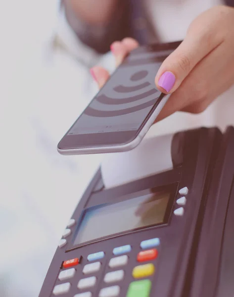 Клієнт платить з смартфон в магазин за допомогою Nfc технології. NFC технології. Клієнт платить — стокове фото