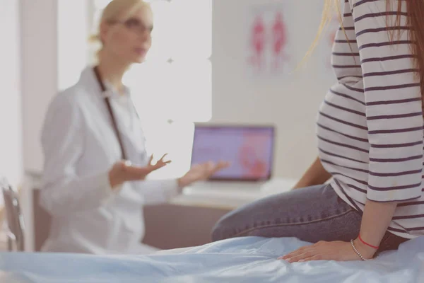 Schöne lächelnde Schwangere mit dem Arzt im Krankenhaus — Stockfoto