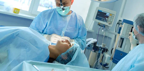 Chirurg bei der Arbeit im OP — Stockfoto