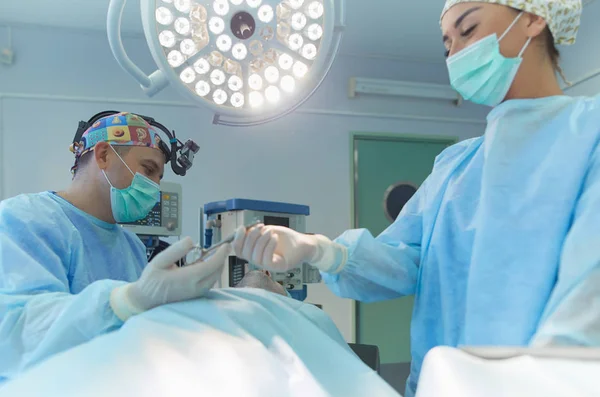 Man surgeon at work in operating room — Stock Photo, Image