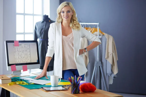 Diseñadora de moda mujer trabajando en sus diseños en el estudio. —  Fotos de Stock