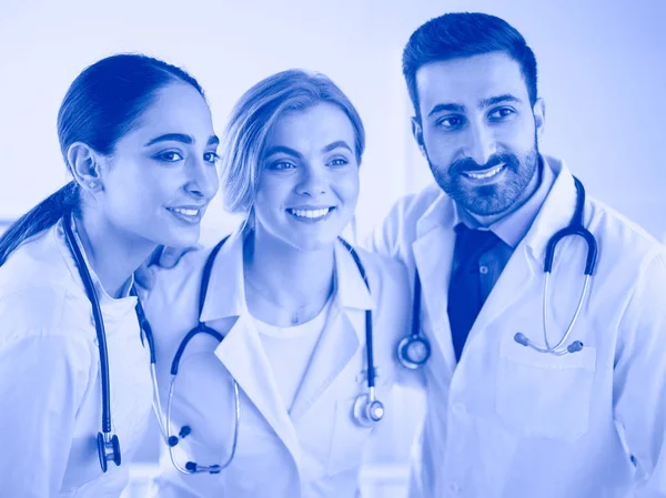 Succesvol medisch team. Zelfverzekerde dokters team staan samen en glimlachen — Stockfoto