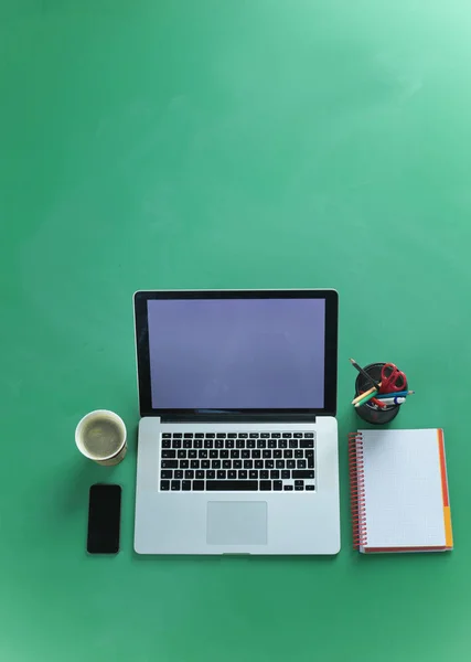 Laptop, telefon med tom skärm, presentförpackning, kaffe på rustika träbord platt Lay — Stockfoto