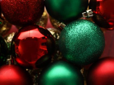 Noel ağacı süslemesi ahşap arka planda izole edilmiş.