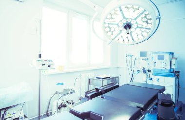 Modern klinikteki ameliyathane.