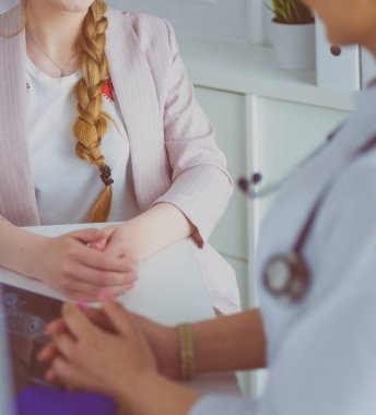 Doktor ve hasta masada otururken bir şey tartışıyorlar. İlaç ve sağlık hizmetleri kavramı