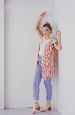 Çalışma odasında duran güzel bir kadın. Güzel kadın..