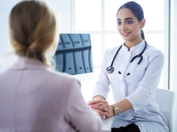 Healthcare and medical concept - doctor with patient in hospital — Stock Photo, Image