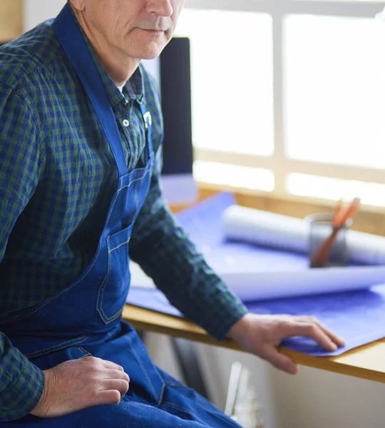 Architecte travaillant sur table à dessin dans le bureau — Photo