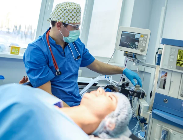 Chirurgo uomo al lavoro in sala operatoria — Foto Stock