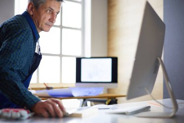 Ofisteki çizim masasında çalışan mimar