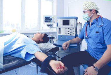 Ameliyathanede çalışan bir cerrah.