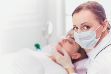 Kırmızı dudaklı genç bir kız kalıcı makyaj, mikro pigmentasyon