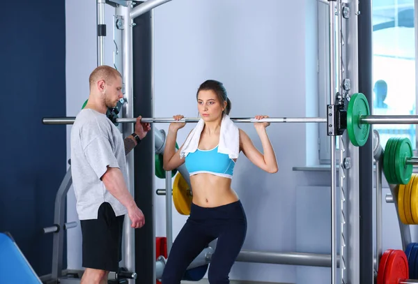 Schöne Frau im Fitnessstudio, die mit ihrem Trainer trainiert. schöne Frau. Fitnessstudio — Stockfoto