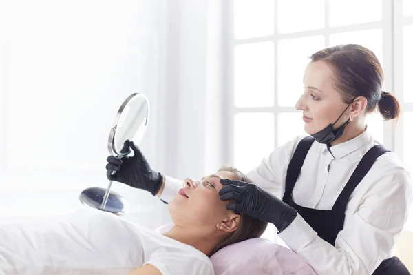 Microblading eyebrows work flow in a beauty salon. — Stock Photo, Image