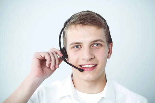 Porträt eines lächelnden jungen Mannes auf grauem Hintergrund. Porträt eines jungen Mannes — Stockfoto