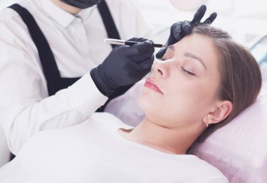 Kalıcı Kalıcı Kaşlara Makyaj Uygulayan Kozmetikçi