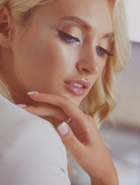 Güzel genç kadın portresi, ofiste oturuyor..