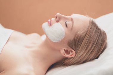 genç güzel kız pembe yüz maskesi alma spa Güzellik Salonu