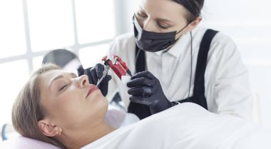 Kalıcı Kalıcı Kaşlara Makyaj Uygulayan Kozmetikçi