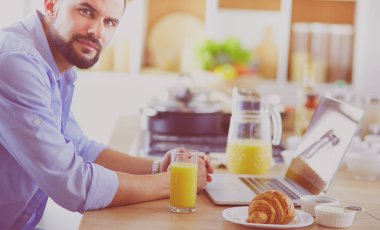 Adam ev mutfağında lezzetli ve sağlıklı yemekler hazırlıyor.