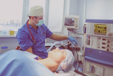 Ameliyathanede çalışan bir cerrah.