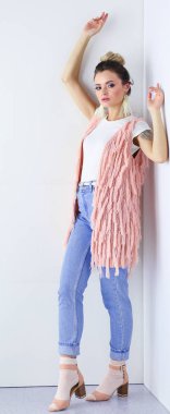 Çalışma odasında duran güzel bir kadın. Güzel kadın..